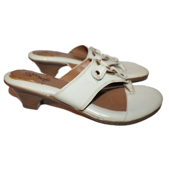 Women's Slip-On Heeled Flip-Flops - Picture 7 of 16